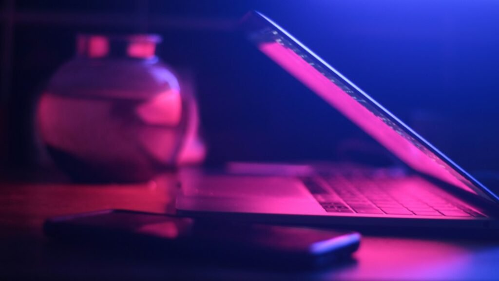 Ordinateur portable dans un espace de travail moderne pour illustrer les assistants IA en 2026