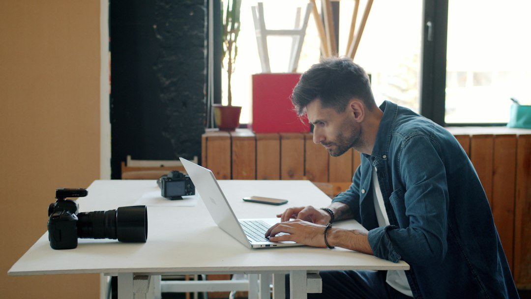 Créateur devant un ordinateur pour illustrer le travail visuel assisté par intelligence artificielle