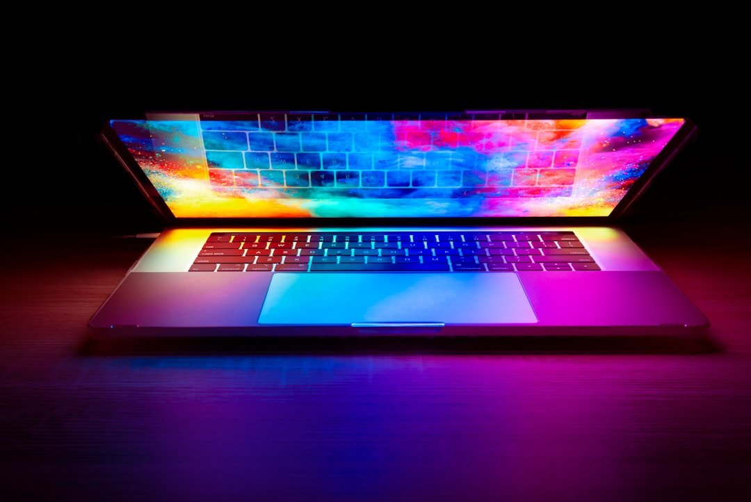 Ordinateur portable illustrant la créativité numérique et les prompts d'intelligence artificielle