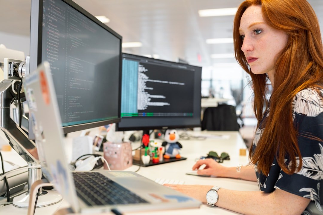Ingénieure travaillant sur ordinateur pour illustrer la création de workflows automatisés