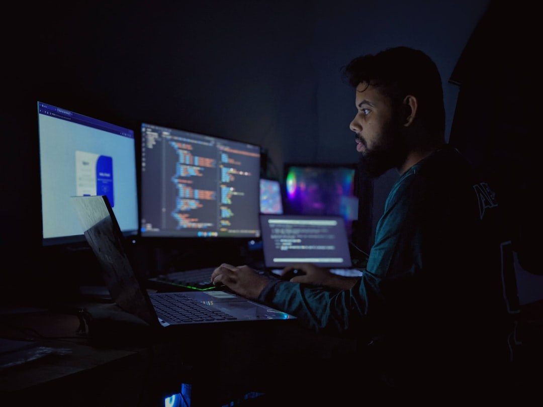 Développeur devant plusieurs écrans affichant du code