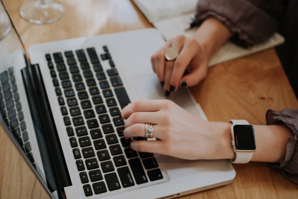 Ordinateur et carnet sur un bureau pour illustrer la rédaction de prompts efficaces